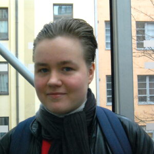 Henrikki Köykkä, som studerar finska för första året vid Helsingfors universitet, säger att hen inte vill negligera svenskan eftersom språket kan behövas i arbetslivet. Bild: Kati Kiviniemi