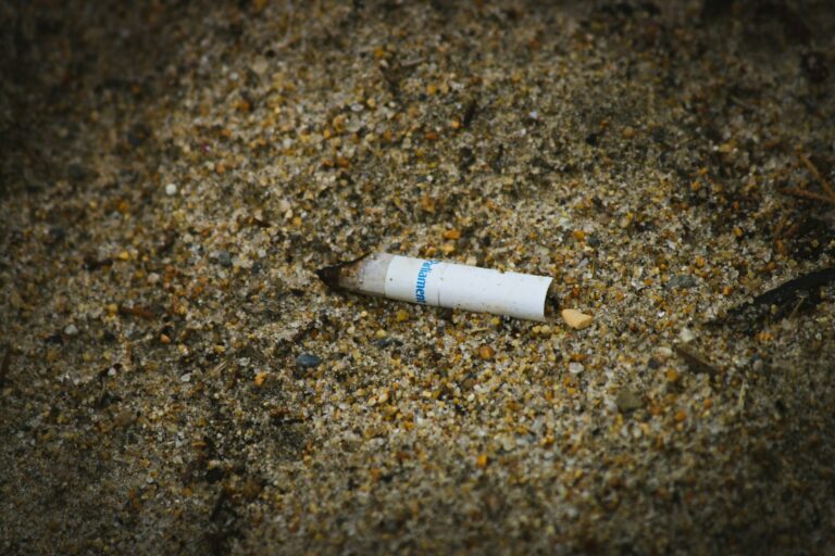 Finländarna vill att cigarettfimpar ska bränna hål i plånboken: Överlägsen majoritet för böter mot nedskräpning