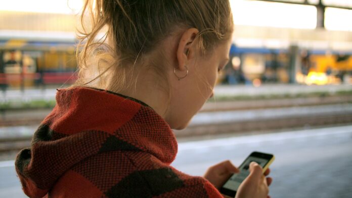 Kvinna som kollar på telefonen