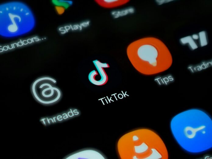 En telefon skärm med en TikTok applikation ikon.